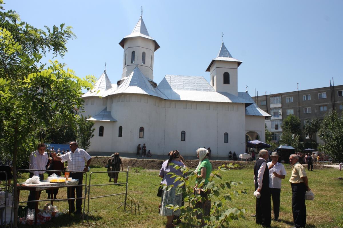 Biserica - vedere exterioară